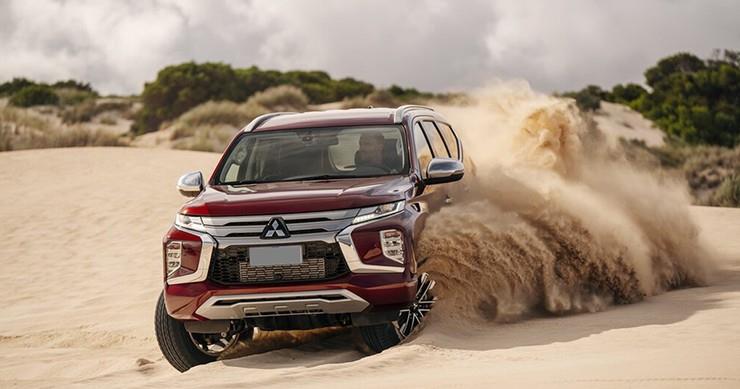 Giá xe Mitsubishi Pajero Sport cập nhật tháng 12/2025